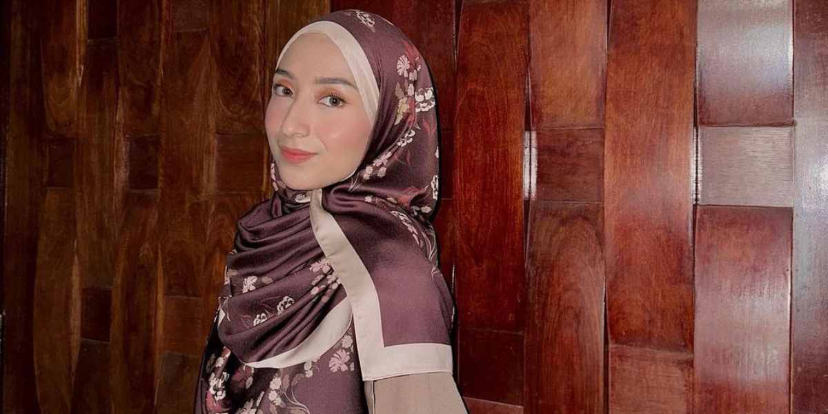 Tutorial Hijab Satin Aksen Layer, Bisa untuk Acara Malam Hari
