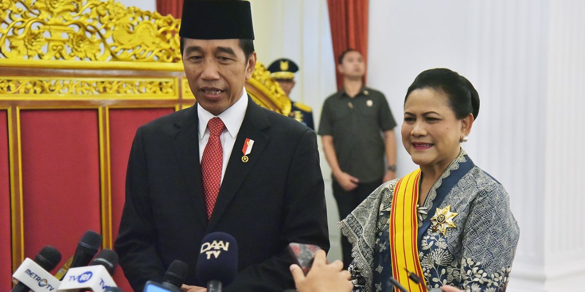Ekspresi Iriana Jokowi Saat Terima Tanda Kehormatan dari Presiden, Full Senyum Cium Tangan Suami
