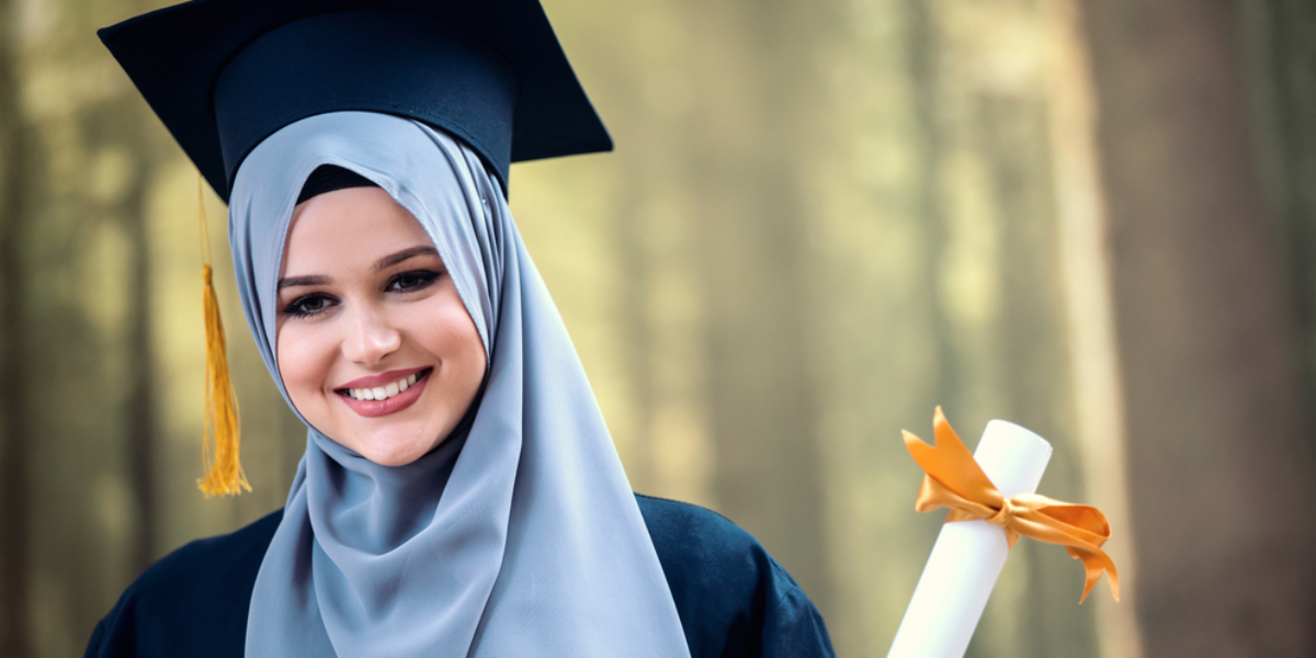 Trik Kunci Topi Toga di Atas Hijab, Dijamin Tak Melorot