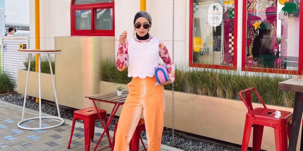 Style Tantri Namirah di Pantai, Mix Floral dan Stripes Outfit