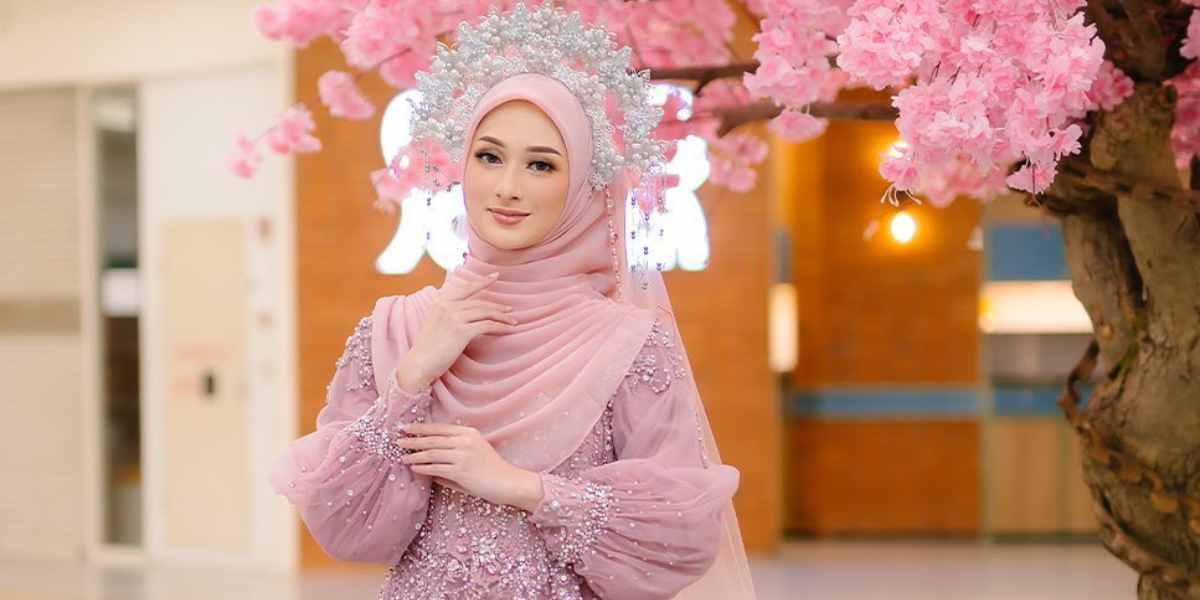 Anggunnya Hijab Pengantin Gaya Melayu dengan Headpiece