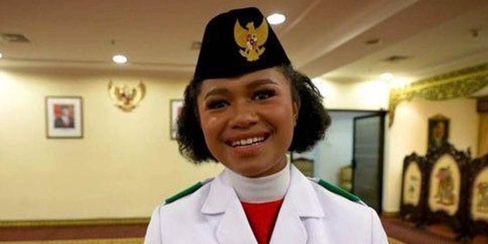 Potret Lilly Indiani Wenda, Paskibraka yang Sepatunya Copot, Pembawa Baki Pertama Dari Papua!