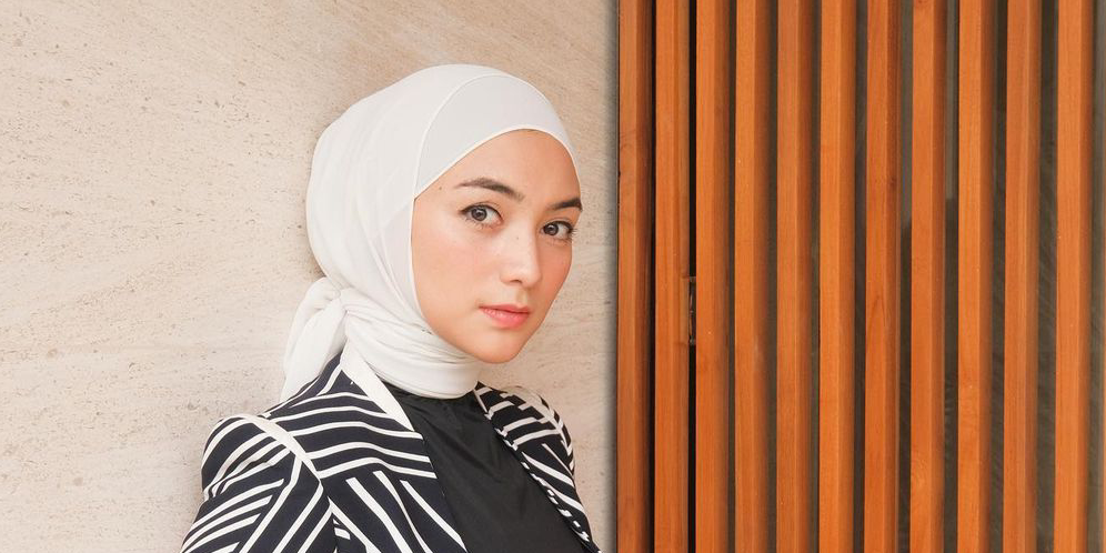 Romantic Look Citra Kirana dalam Balutan Outer Brokat