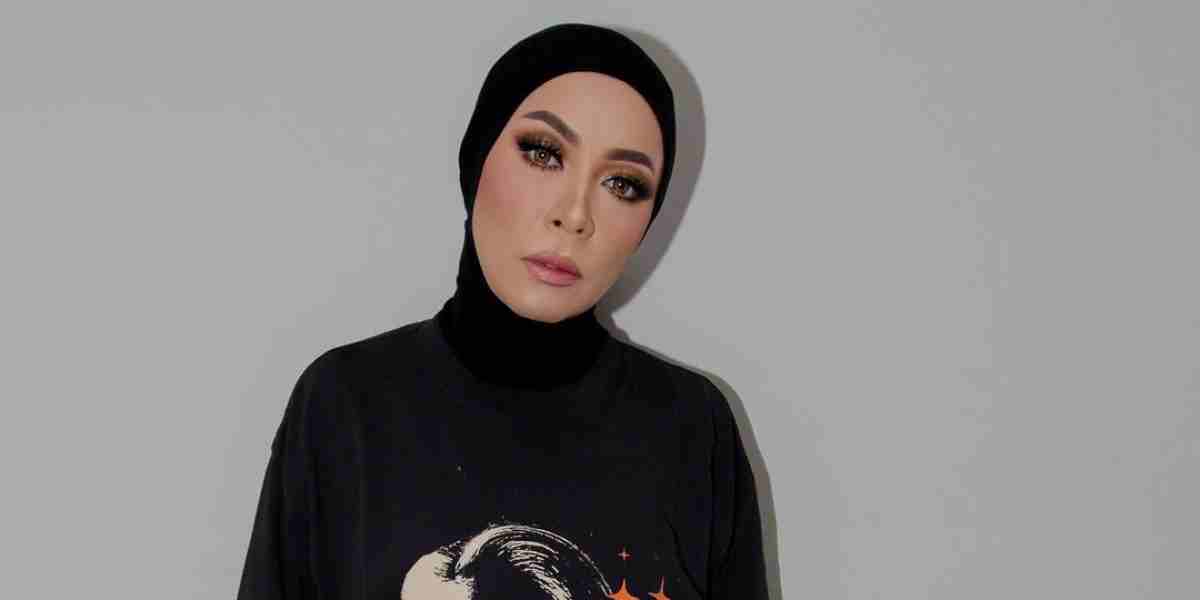 Style Formal nan Edgy Melly Goeslaw, Tampil dengan Blazer Leather
