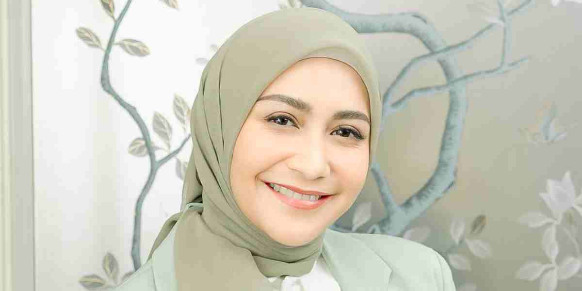 Style Hijab Simpel Caca Tengker, Tambah Anggun dengan Makeup Soft
