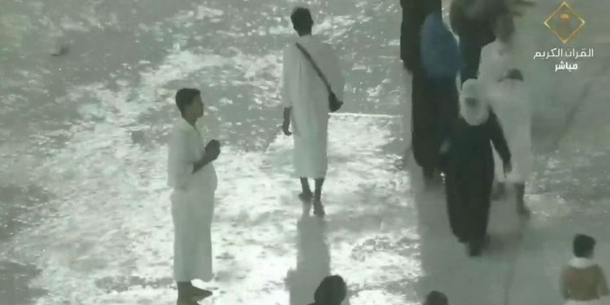 Hujan Deras dan Badai Guyur Mekah, Jemaah Tetap Khusyuk Sholat di Masjidil Haram