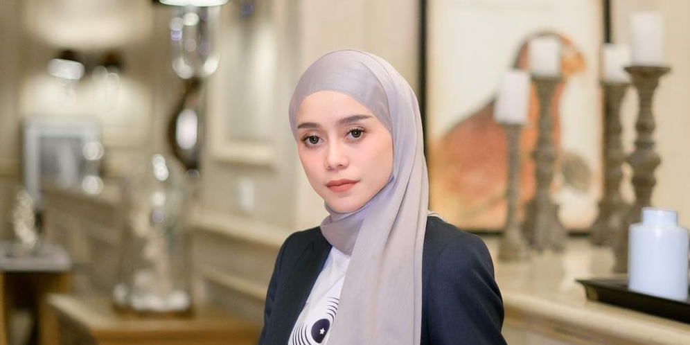 Tampilan Elegan Lesti Kejora dengan Hijab Syari