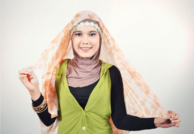 Tampil Feminin dengan Headband Bunga  Dream.co.id
