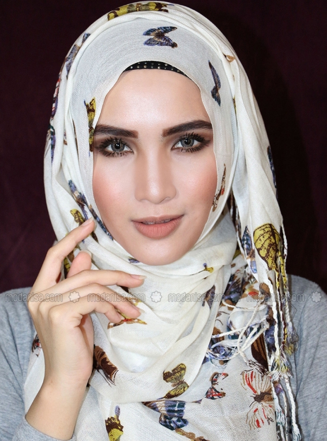 Foto Cantik Memukau dengan Pashmina Bermotif - Foto 6 