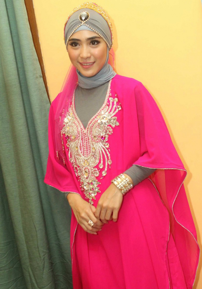  Hijab Elegan ala April Jasmine Solmed Foto 2 Dream co id