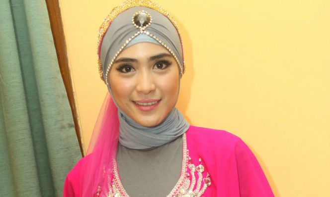  Hijab Elegan ala April Jasmine Solmed Foto 4 Dream co id