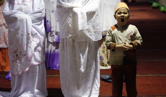 Potret Si Kecil Belajar Ibadah Saat Ramadan - Foto 2 