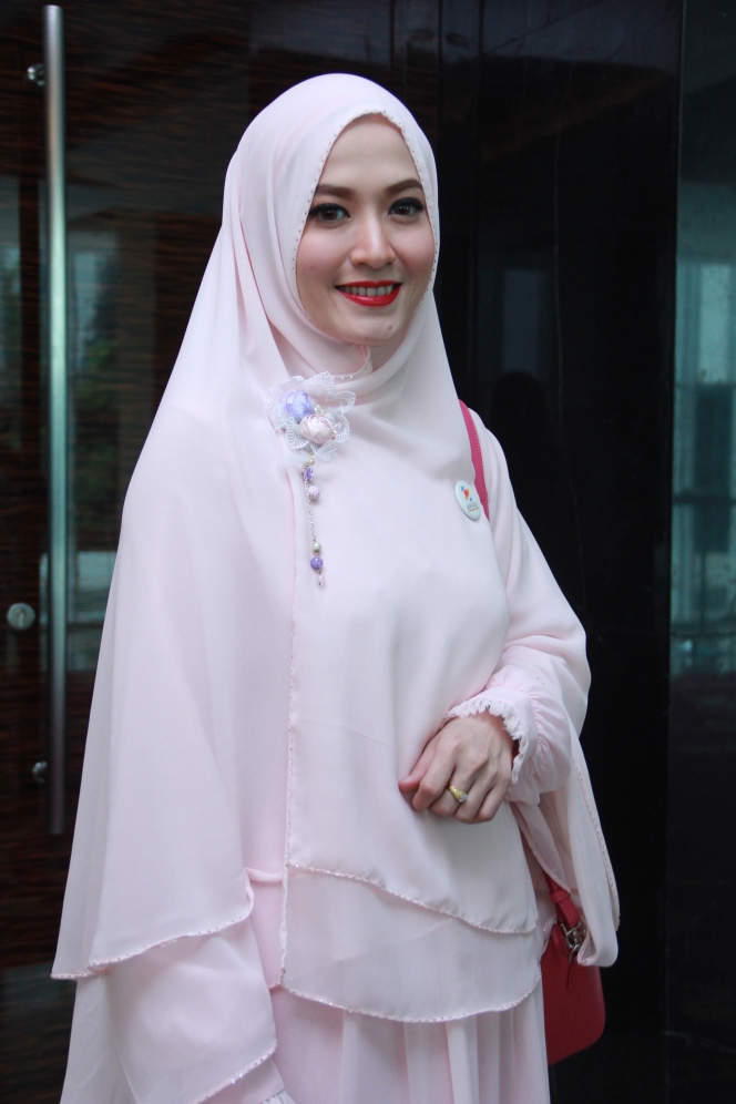 Lyra Virna Kian Cantik Kenakan Gamis Foto 5 Dream co id