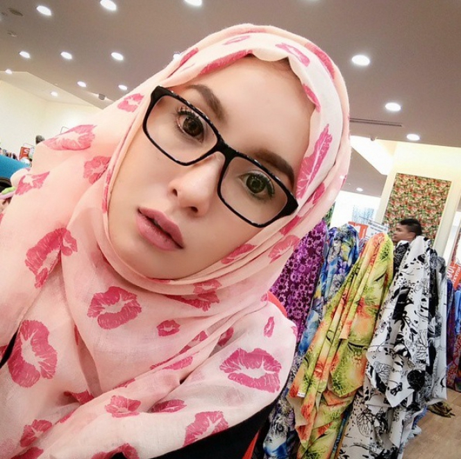 Cantiknya `Selebgram` Hijab Mya Zulkifli - Foto 5  Dream 