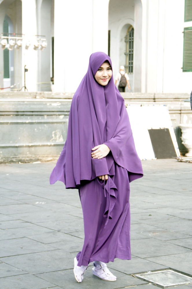 Hijab Syari Bikin Zaskia Mecca Makin Cantik