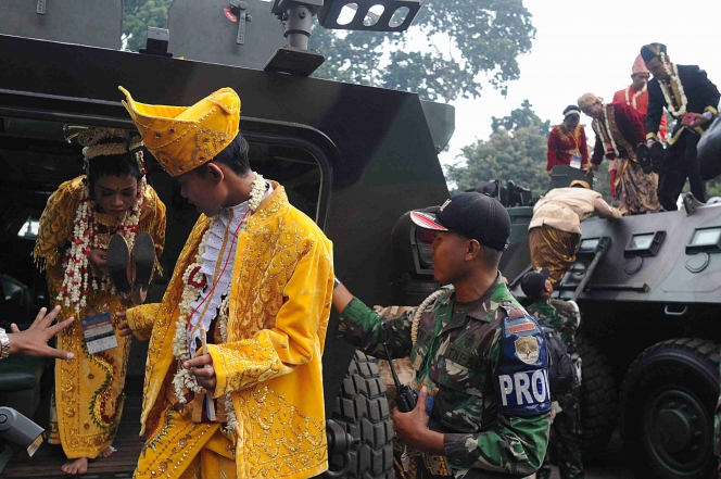 Nikah Massal, 5.115 Pasang Pengantin Diarak Panser TNI