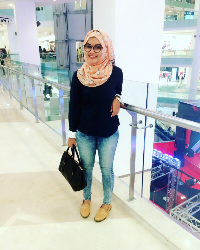#HOTD: Hijab Cerah Temani Aktivitas Dian Prihantini 