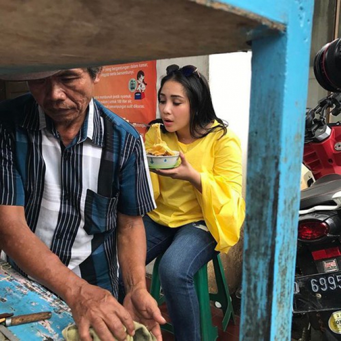 5 Pesohor Ini Tak Gengsi Naik Ojek Makan  di Pinggir Jalan 