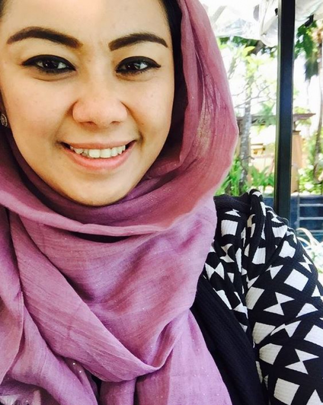 Gaya Hijab Tanpa Peniti ala Bupati Karawang