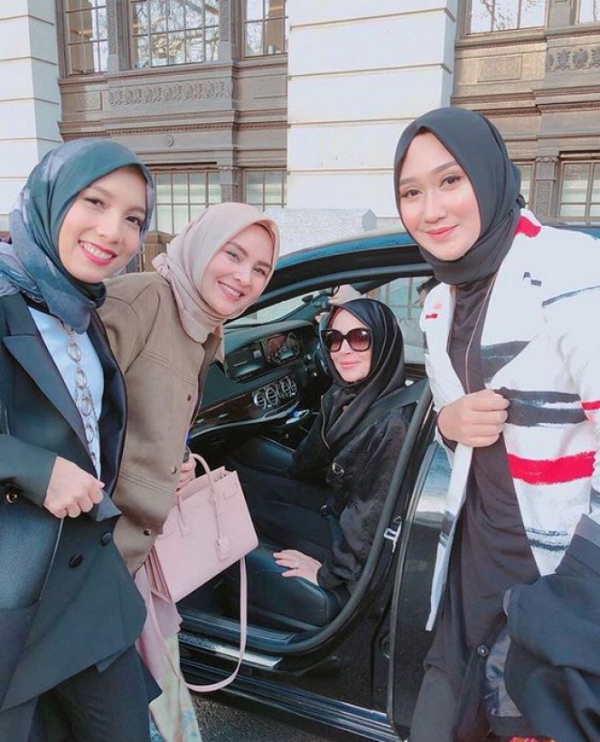 Pesona Kecantikan Lindsay Lohan Saat Berhijab - Foto 4 