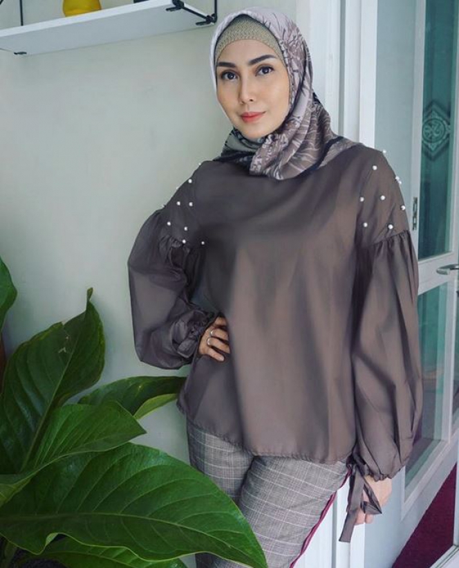 Inspirasi Gaya Hijab Fenita Arie untuk Kamu yang Baru Berhijab