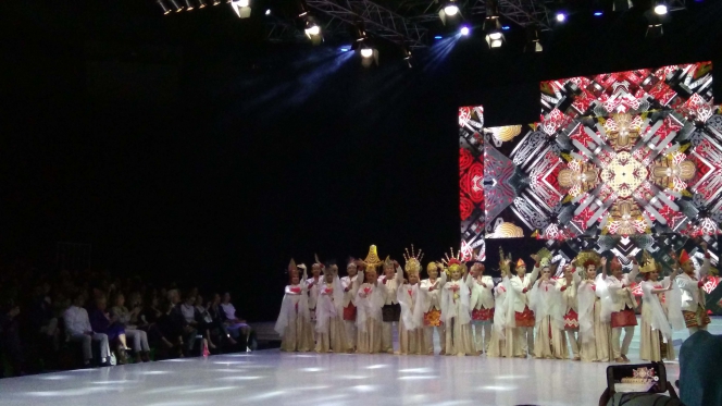 Tiga Budaya Nusantara Warnai Indonesia Fashion Week 2018