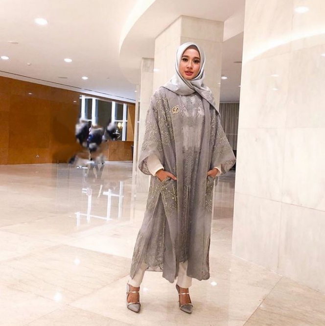  Gaya Busana 5 Artis Ini Jadi Kiblat Fashion Hijab 