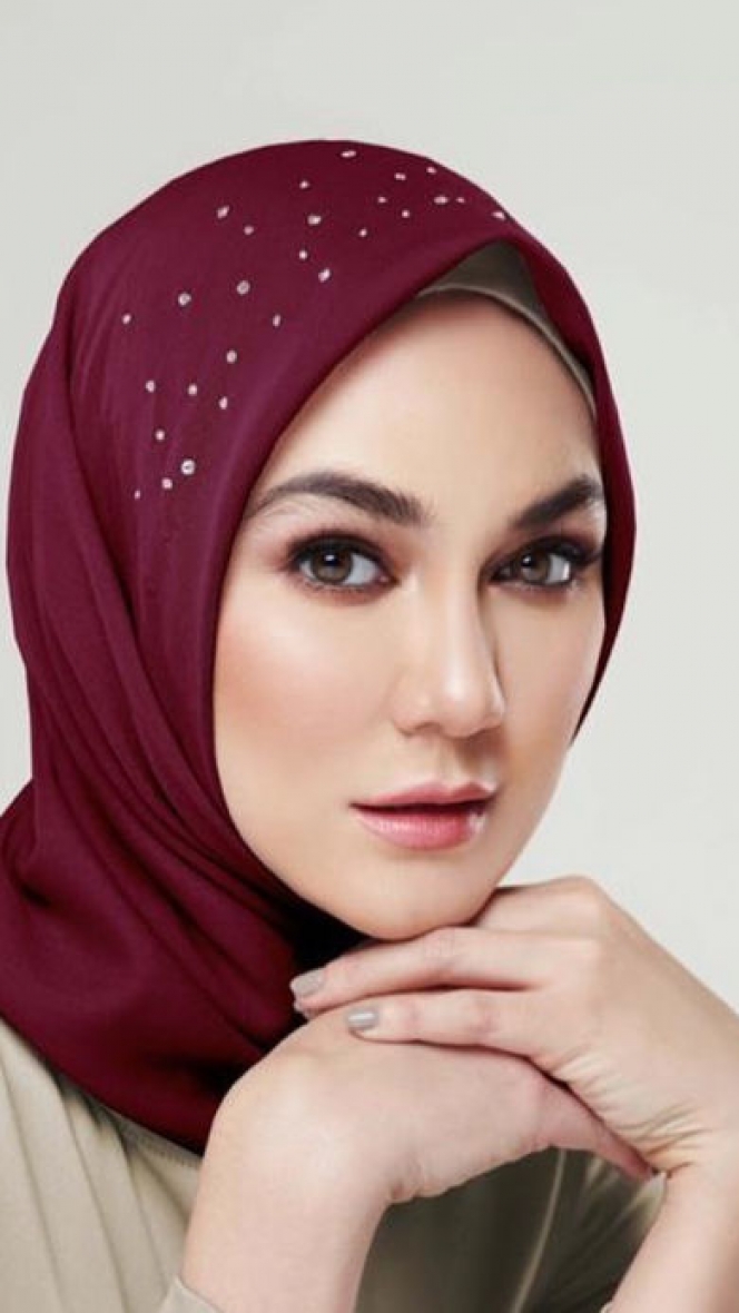 5 Foto Luna Maya dalam Balutan Hijab, Pangling Banget