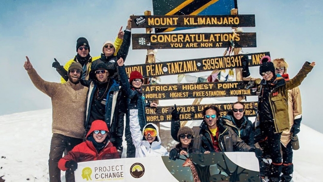 5 Potret Raline Shah Mendaki Puncak Gunung Tertinggi di Afrika