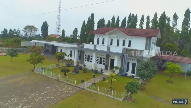 9 Potret Rumah Mewah Irene Sukandar, Ada Bidak Catur Raksasa