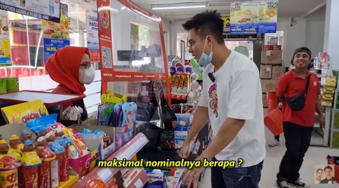 Momen Baim Wong Bayarin Semua Pengunjung di Minimarket