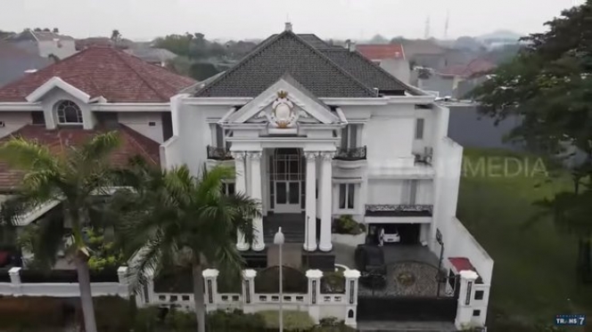 8 Penampakan Rumah Megah Crazy Rich Surabaya Amelia Salim, Bak Istana