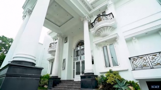 8 Penampakan Rumah Megah Crazy Rich Surabaya Amelia Salim, Bak Istana