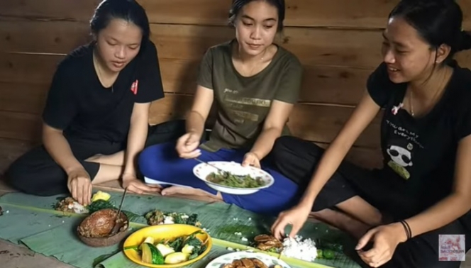 Potret Keseharian Gadis Suku Dayak, Jago Olah Sayur Jadi Makanan Populer!