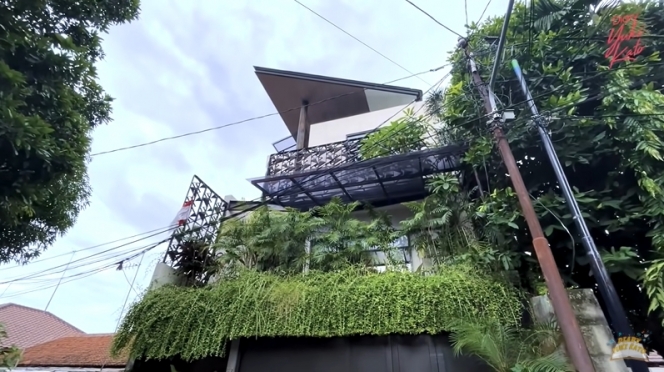 Dari luar, rumah Vidi Aldiano terlihat asri dengan tanaman yang memenuhi area depan. (Foto : Youtube)