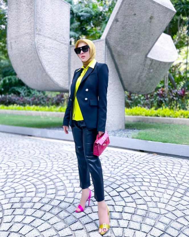 OOTD Tabrak Warna ala Syahrini, Gayanya Cetar Banget! - Photo 5 | Dream