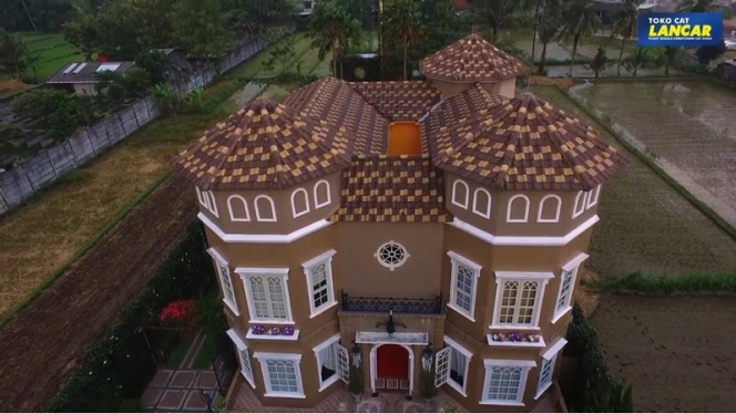 10 Potret Rumah Bak Istana Milik Ade Indrisari yang Viral, Disney Land ala Yogyakarta!