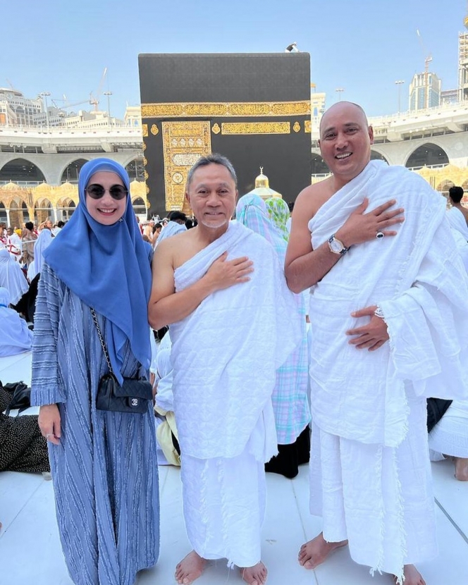 Potret Gaya Hijab Segiempat Desy Ratnasari saat Umrah Curi Perhatian