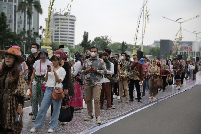 Potret Peragaan Busana Batik dengan Catwalk Terpanjang di CFD, Cetak Rekor MURI