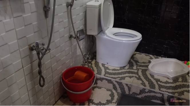8 Potret Kondisi Toilet Viral di Rumah Ayu Ting Ting, Hesti Purwadinata Ngakak Saat Cobain!