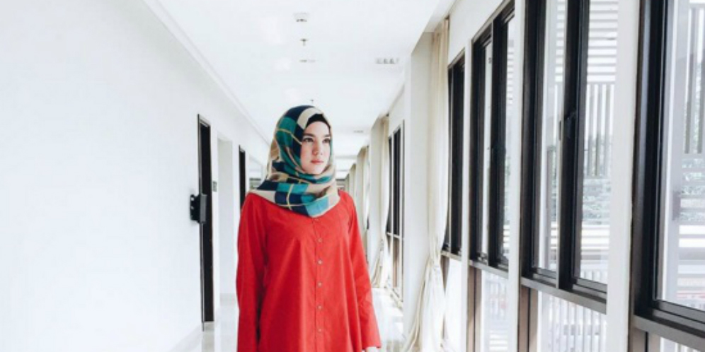 Pose Alice Norin Berbalut Hijab