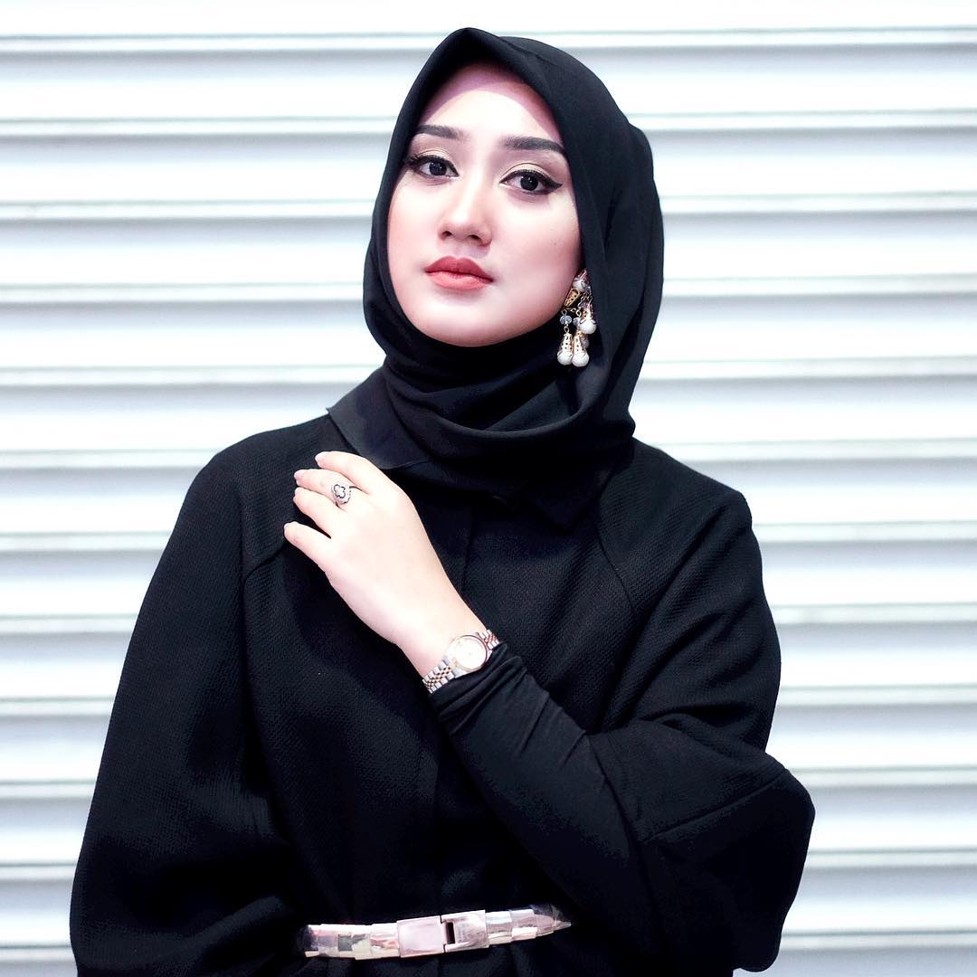 Hijab Simpel Busana Formal ala Dian Pelangi  Dream.co.id
