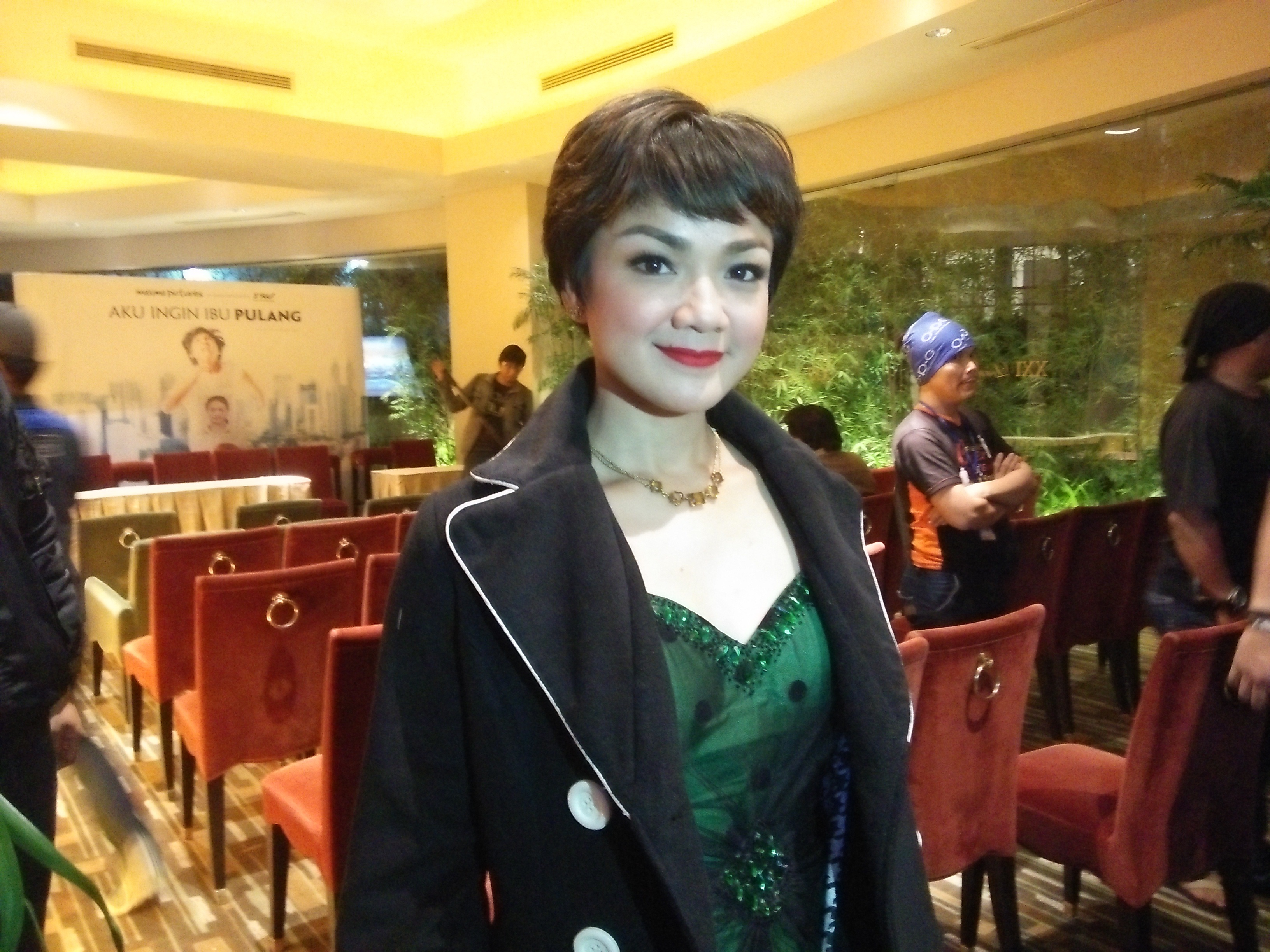 Gambar Model Rambut Nirina Zubir  Sobfashion