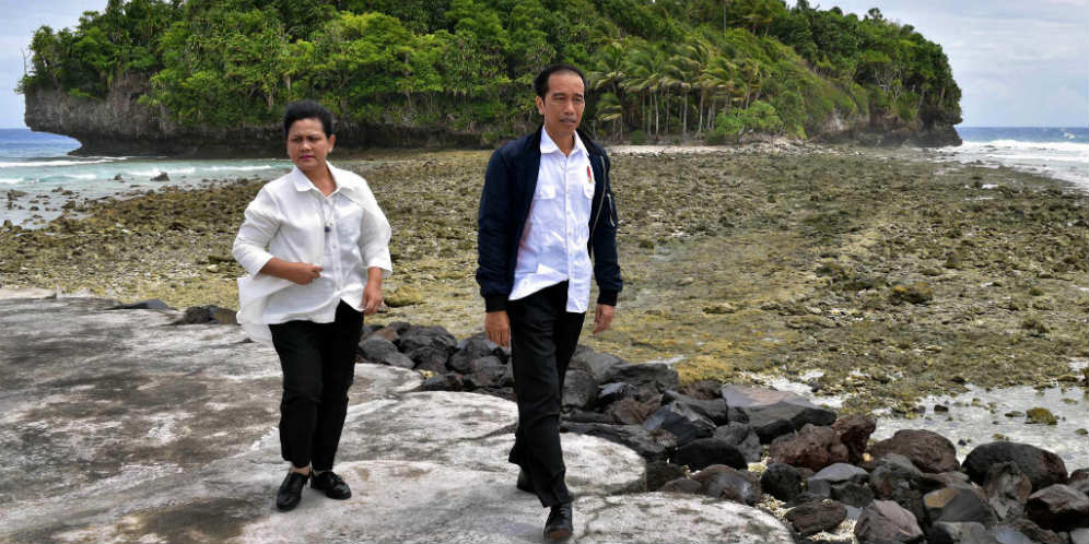 Pesan di Balik Membasuh Wajah Jokowi di Pulau Miangas 