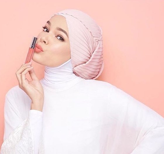 Ingin Tampil Mempesona? Cobalah Turban Ala Dewi Sandra 