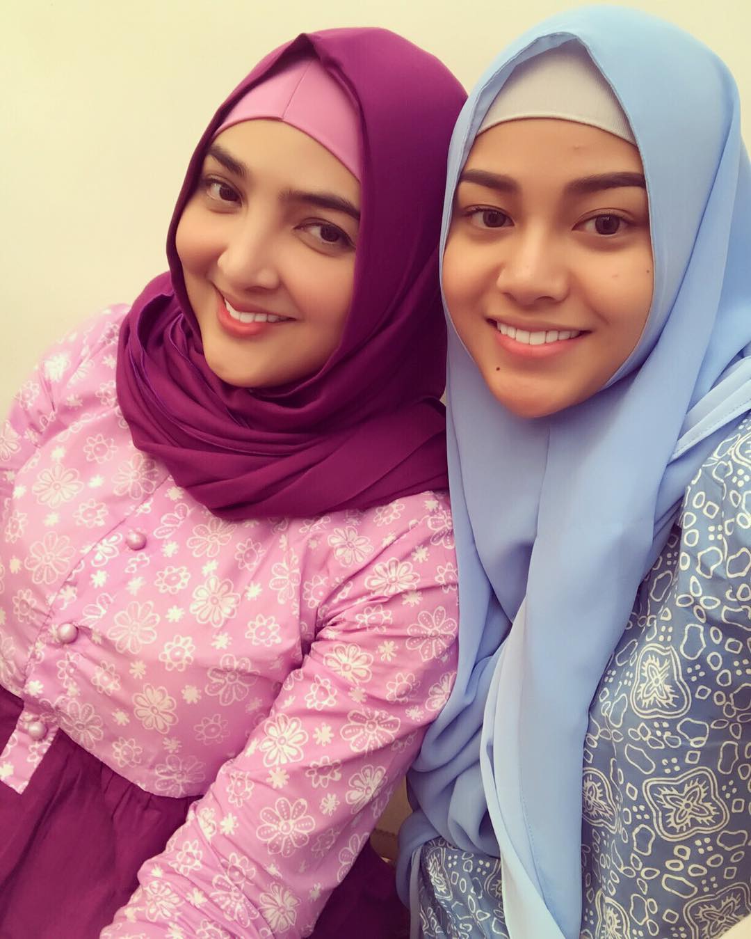 Cantiknya Aurel dan Ashanty Mengenakan Hijab Saat Umroh | Hijab.Dream.co.id