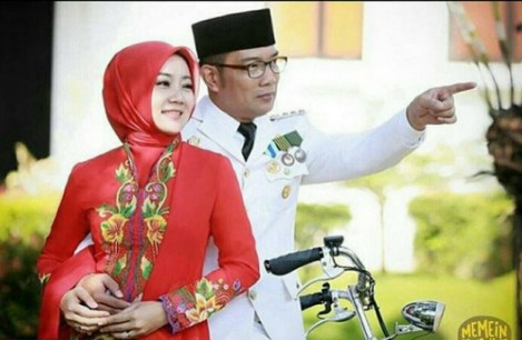 Modisnya Istri Ridwan Kamil Berkain Etnik dalam Gaya 