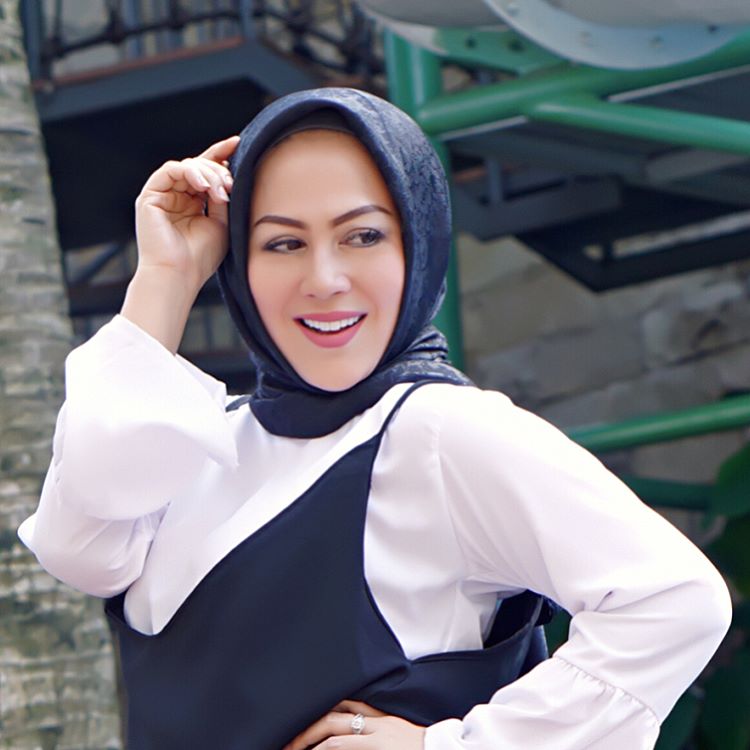 Istri Denny Cagur Tampil Beda Dengan Hijab Monokrom Hijab Dream Co Id