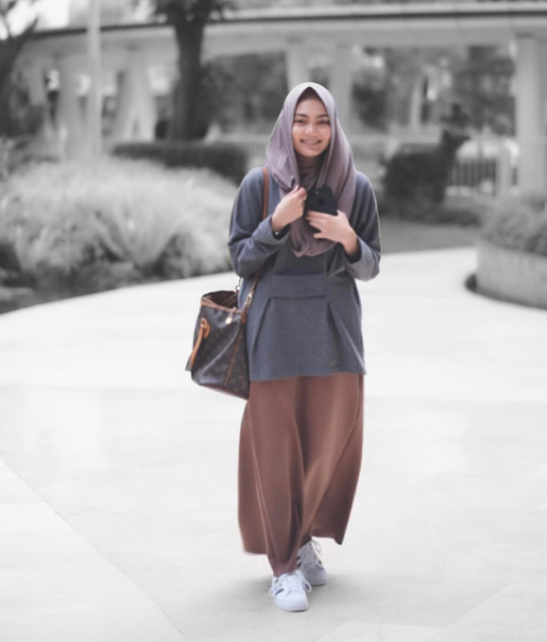 Hijab Tanpa Jarum Rina Nose yang Sukses Curi Perhatian 