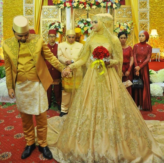 Inspirasi Gaun  Pengantin dengan Tone Kuning Terlihat 